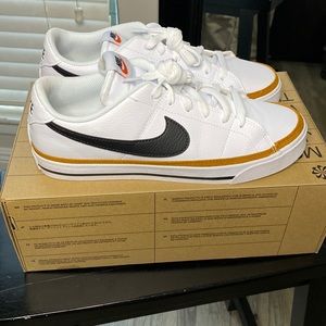 Nike Court Legacy, Men’s Size 8, Black and White Sneakers